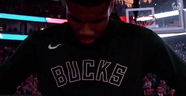 英超第15轮：B费2射1传姆伯莫芒特破门 曼联4-1狼队（英超第15轮：B费两射一传，姆伯莫与芒特破门，曼联4-1大胜狼队）