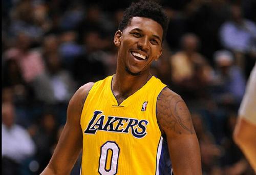 图片报：于帕想在新合同第一年就加入解约金条款，拜仁不同意（图片报：于帕希望新合同首年设解约金条款，遭拜仁拒绝）