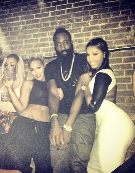 意大利队2026年球衣：蓝色底色外加树叶条纹，配以金色配饰（意大利队2026战袍：蓝色基调融入叶片纹理，辅以金色点缀）