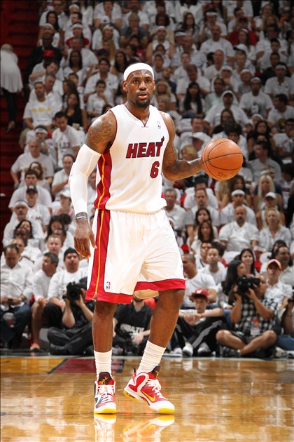 里夫斯：詹姆斯作为最伟大的球员，愿意为了正确选择牺牲自己（里夫斯：作为史上最伟大的球员，詹姆斯愿为正确选择牺牲自我）