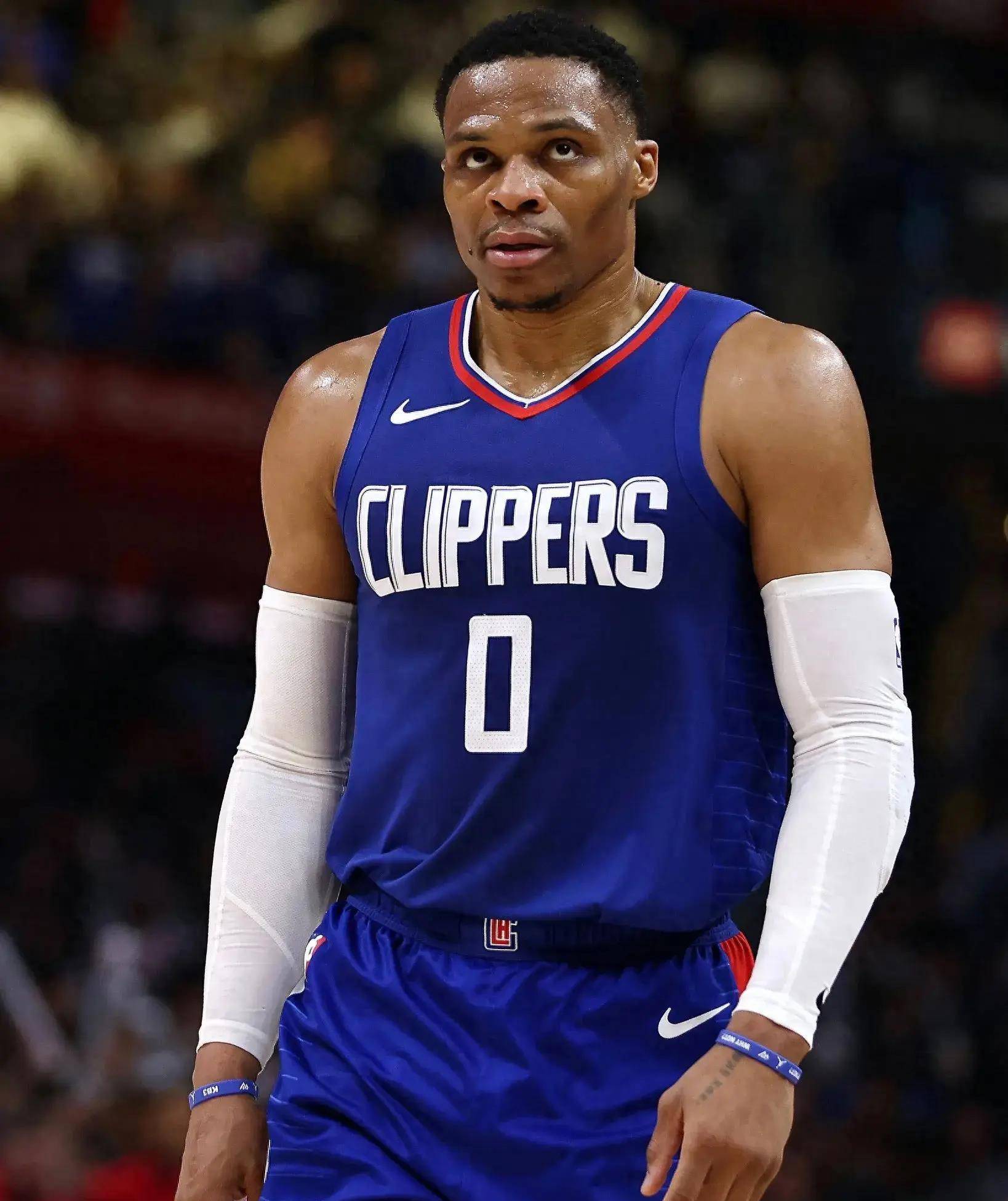 李玮洒成为首位获OPBF金腰带的中国女子拳手，多次在国际赛场取得胜利，正式转型为职业拳击选手。（李玮洒斩获OPBF金腰带成中国女拳第一人，多次在国际赛场告捷并正式转型职业拳手）