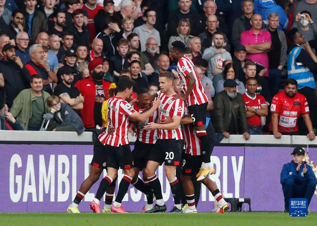 极致空气动力学 1997年迈凯伦梅赛德斯F1车队的Actros 2557运输车（空气动力学巅峰：1997年迈凯伦-梅赛德斯F1车队Actros 2557运输车）