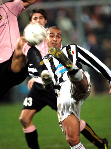 热搜第一！#泰勒斯威夫特官宣订婚 ，男方是知名橄榄球球星（热搜第一！泰勒·斯威夫特宣布订婚，对象为知名橄榄球球星）