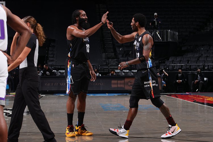 王刚随北京国安六年后终夺足协杯冠军，球迷泪洒现场（六年磨一剑，王刚随国安圆足协杯冠军梦，球迷现场落泪）