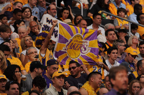 每体：莱万首选与巴萨续约，但也已开始研究其它联赛的报价（每体：莱万续约巴萨为先，已着手考虑其他联赛的报价）