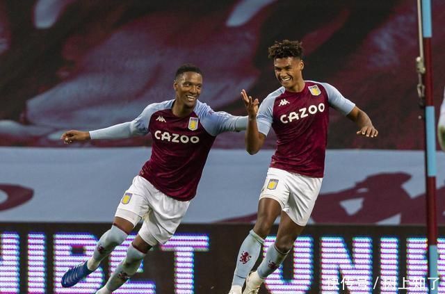 全国滑雪爱好者齐聚崇礼雪场炫技（全国滑雪达人汇聚崇礼雪场上演炫技）