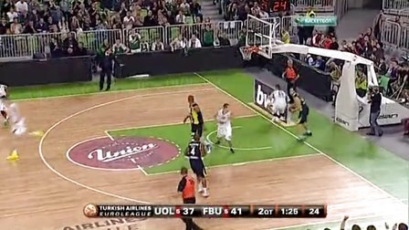 特雷·杨复出首秀三分球5中0，揽下10助攻但仅得8分（特雷-杨复出首战三分5投全失，送出10助攻仅得8分）