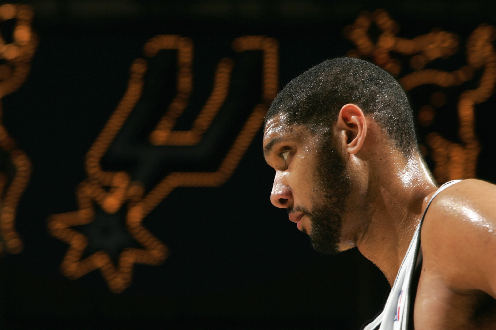 高效！广东外援奎因半场三分4中4轰17分5助（手感火热！广东外援奎因半场三分4投全中，砍下17分5助攻）