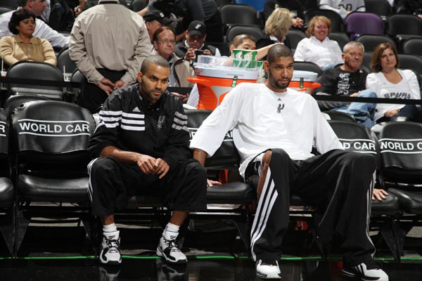 足球国足归化球员表现稳健，获媒体点赞（国足归化球员稳健发挥，媒体纷纷点赞）